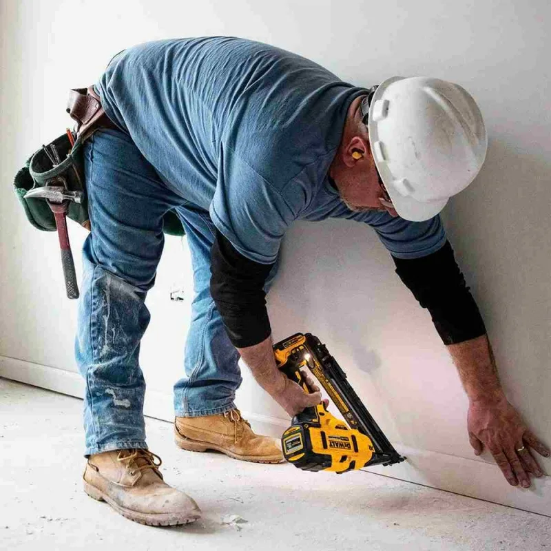 Clavadora Angular Inalámbrica DeWalt DCN650B 20V XR Calibre 15 con Depósito para 110 Clavos · foto 5