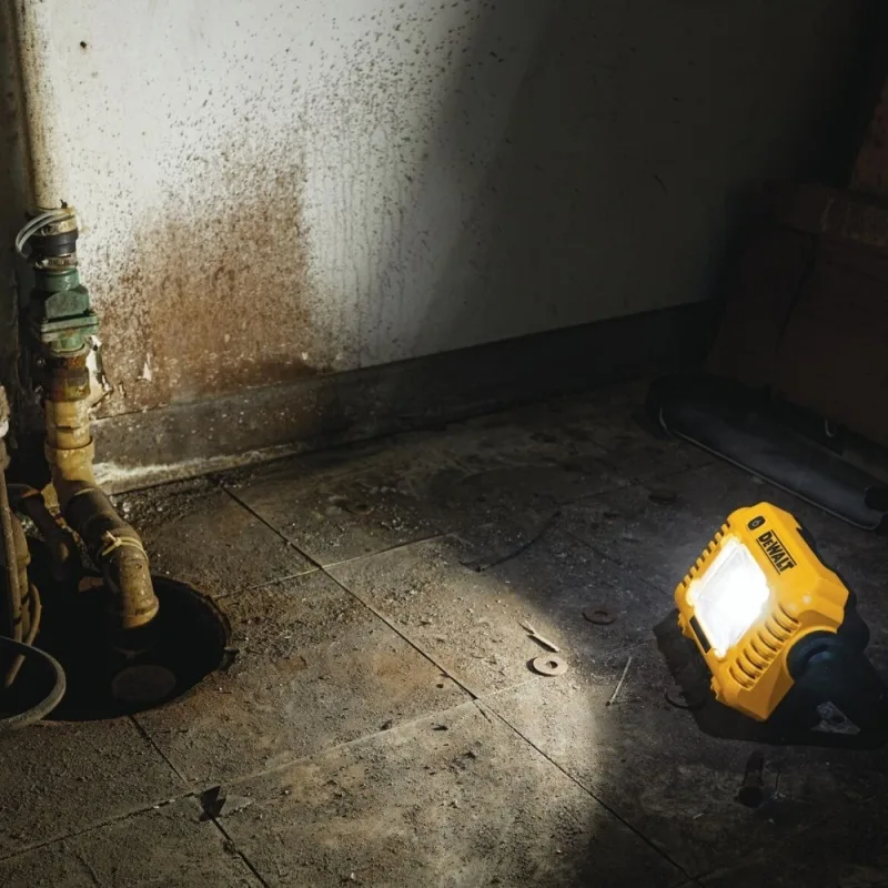 Linterna de Trabajo DeWalt DCL077B LED 2000 Lúmenes 12V/20V con Giro de 360° · foto 3