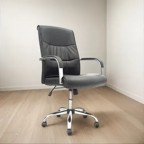 Silla gerencial de cuerina negra con brazos cromados DSILLAS Pratt